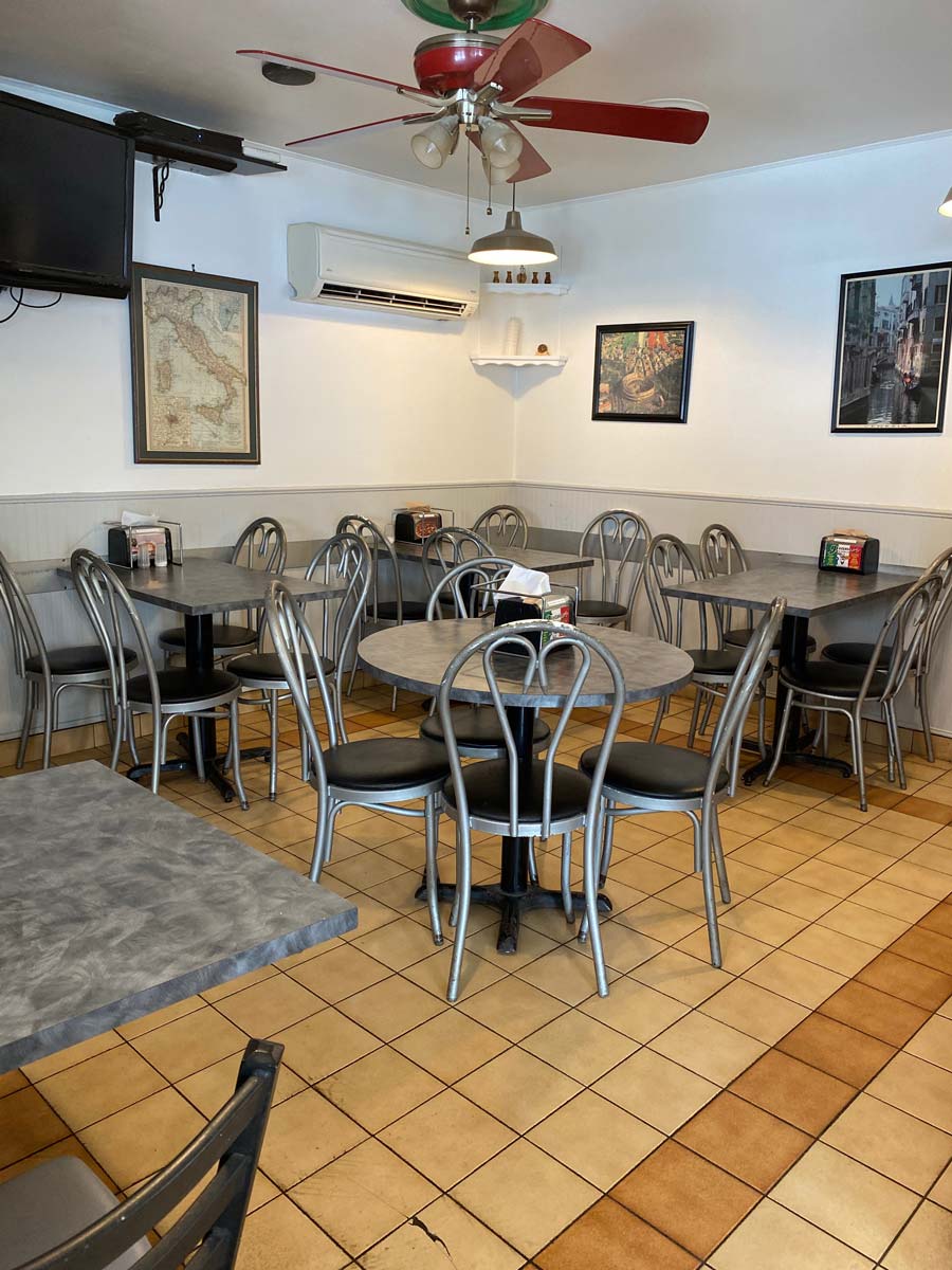 francos italian pizzeria dining room