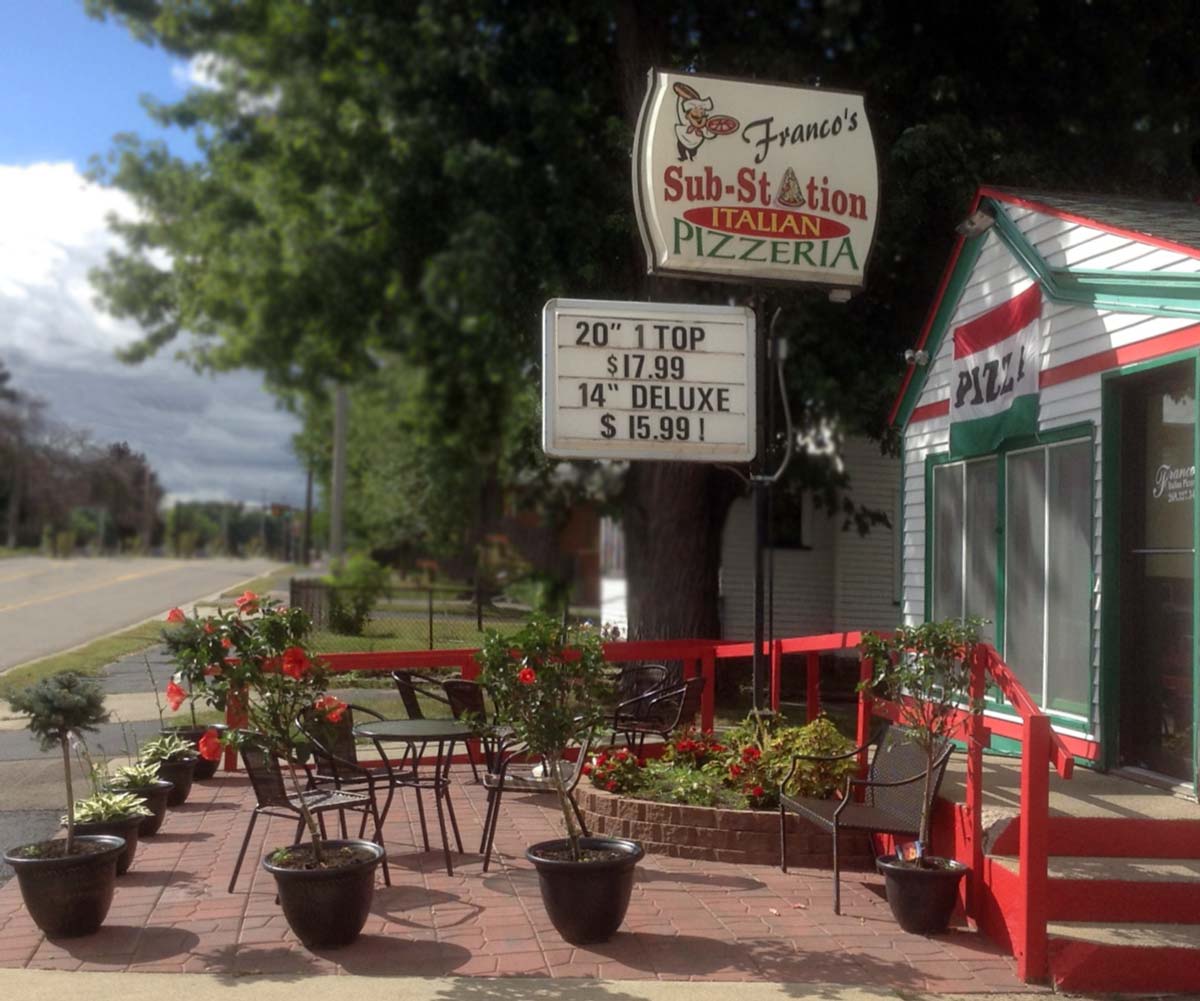 Exterior of Franco's Pizza